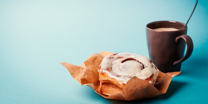 Cinnamon roll with coffee