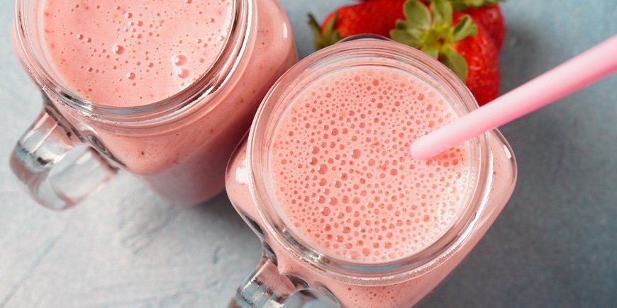 milkshake with strawberriesv