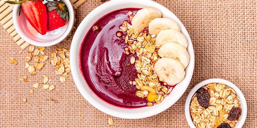 smoothie bowl with topping